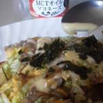 カロリーを抑えるために生地代わりにジャガイモをスライスして焼いたものを土台にしてお好み焼き風に。MCTオイルマヨネーズをかけてとても美味しく仕上がりました。MCTオイルマヨネーズはこだわり&hellip;のInstagram画像