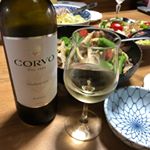 イタリアシチリア産の白ワイン「コルヴォ・ビアンコ」を飲んでみました♪シチリア産の伝統的なブドウだけで造られた「コルヴォ」は、イタリアでの販売量No.１のブランドで、イタリア中で愛されている白ワイン&hellip;のInstagram画像