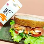 #おうちごはん #🍴 #えび や #生ハム トマトなどをたっぷりいれた #サンドイッチ 🍞  #ブロッコリー にんじん ピーマンの #素揚げ と #豆腐 😆  #なす #トマト #まぐろ きゅうりとネ&hellip;のInstagram画像