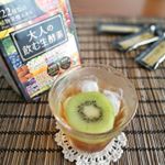 『大人の飲む生酵素』をおためししました❤パウチに入っている液体の生酵素を炭酸水で割って飲みました。栄養ドリンクのような感じだけど甘さは控えめでフルーティーで美味しく飲みやすいです。22&hellip;のInstagram画像