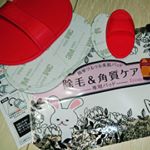 除毛＆角質ケアを試させて頂きました！ 専用のパッドが大小2枚入ってて、そこにシートを貼って使う物です。除毛や角質ケアと聞くとお風呂で使ったり洗い流したりするんだとばかり思ってたのでお風呂で使う&hellip;のInstagram画像