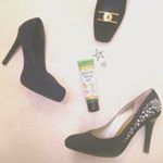 夕方のむくみ対策👠最近持ち歩いてるのはこの子。パンパンで火照り切った脚を、スーっとクールダウンしてくれるフットジェル❄️爽快感がめっちゃ気持ちいい✨一瞬、ヒヤッてするくらい冷える笑スト&hellip;のInstagram画像