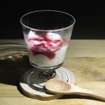 岐阜県のガラス職人、沖澤康平さんの一点物のワイングラス。阿蘇で自分で彫刻して作った、杉の木のスプーンと。#ヴァンベールクラブでくらしをたのしむ #monipla #大香ヴァンベールクラブファン&hellip;のInstagram画像