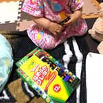 なめらかクレヨン、舐めそうになりながらも興味津々。このクレヨン、するする描けて使いやすいから、下手な絵もそれなりに、、、、、***はない。****私にもっと絵心&hellip;のInstagram画像