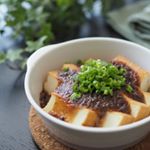 フリーズドライのインスタント味噌汁を戴いたので、晩ごはんの一品にアレンジしてみました🍴だしが入っているので、味噌だけで作るより美味しく出来ちゃいました🙌パパっと出来て簡単ですよ！おつま&hellip;のInstagram画像