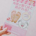 大人気❗️販売実績450万足突破✨約7日間で角質が驚くほど剥がれる、フットピーリングパックのペロリン♪可愛い名前ですが、その実力に驚き！！..使い方も簡単で、袋に入っている液体に足&hellip;のInstagram画像