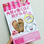 フットピーリングパック ペロリンを使ってみました😆  ソックスのように履いて1時間ちょいそのままにしておくだけで、2、3日すると古い角質がポロポロ&hellip;😚靴下履いておいた方が部屋に角質が落ちて〜なんてこと&hellip;のInstagram画像