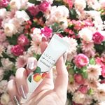 じゃーーん💗💗ルシャネイルクリームの、.春夏限定商品もらっちゃいました💗👠「アプリコット」数量限定発売👠..です💗💗✨空港でみつけたかわいいお花ボールと撮影💗.&hellip;のInstagram画像