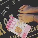 ずっと気になってた角質が驚くほど剥がれるやつ！**二児の母は一時間~一時間半も液体につけておけずでしたが、ぺろんなるか。。。笑**#フットケア #角質ケア #ペロリン #p&hellip;のInstagram画像