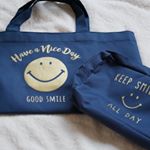 近所に出かけるときに便利な プチプラバッグ&ポーチ💼✨👛300円やのにめっちゃしっかりしていて、たっぷり入って使える〜汚れても気にならないし、軽いしいいわ〜😉ニコちゃんデザインも可&hellip;のInstagram画像
