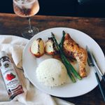 5月24日（木）晩ご飯こんばんはっ*̣̩⋆̩*今日はお肉〜♡鶏のレッグをオーブンで焼いて一緒に玉ねぎとアスパラも〜🍴バターを途中で塗ったのでパリッとした仕上がり♪♪ソースはラズベリ&hellip;のInstagram画像