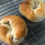 .自家製ベーグルこむぎべーぐる.春よ恋米粉麹とご飯の酵母ストレートケトリング糖分なし低温長時間発酵2時間18時間1時間半30分210度余熱210度16分焼成&hellip;のInstagram画像