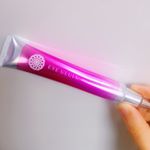 #ファビウス さんから新商品のアイクリーム「アイウルル」をいただきました🙊💕..まずパッケージが可愛い。笑ピンク色の濃さが私好み😂あと本体がスリムだからお泊りの時とかも持っていけそ&hellip;のInstagram画像