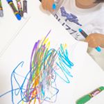 今日は夜ごはんの前にクレヨン遊び🖍👦✨・「お絵描きするー？」とクレヨンの箱を見せたら大喜び♩✨1本ずつ色の名前を言いながら箱から出して、1番最初に選んだのは大好きな「あおー💙」でした❣️&hellip;のInstagram画像