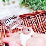 CLiNG（クリング）は、動物がしがみついている姿がかわいくて、つけているだけで癒されます😍💕クリングをつけるとシンプルな服でも一気におしゃれ感がUPして出かけも楽しくなりました🎶毛並みや質感&hellip;のInstagram画像