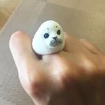 .アニマルリングもらった(*&acute;&forall;`*)つぶらな瞳〜😍パンダ🐼とうさぎ🐰で迷ったけど、ゴマちゃん世代のわたしはアザラシにした😌✨.#cling #animalcling #アニマルリ&hellip;のInstagram画像