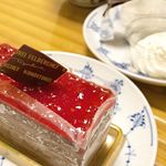 主人が何にもないけど、いつもお弁当作ってくれてるから買ってきた、と！！♡ロイヤルコペンハーゲンのティーカップのお皿使ってみました（笑）サイズ感、丁度いい🙆&zwj;♀️✨#MYルノーブル #mon&hellip;のInstagram画像