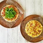 本日のランチは2種のピザ。ベースはマルハニチロの冷凍ピザ(春の新商品)。2種類作ろうとするとちょっと大変だけど。アレンジなら簡単。⚫トマトとモッツァレラチーズフルーツミニトマトをさらに&hellip;のInstagram画像