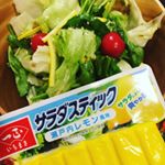 サラダスティックに瀬戸内海レモンが出た！！！🤭🍋.これってありそうでなかった商品🤔レモンのさっぱりとした味がサラダにぴったりでした😊🍋レタスとトマト、黄色いサラダスティックで彩り100点💮😂&hellip;のInstagram画像