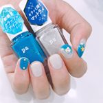 @pa_nail さまの、クラッシュアイスネイルをお試しさせていただきました🐬✨ . .ホワイトのラメは&ldquo;シーシェル🐚&rdquo;というカラー❤️ .ブルーは、&ldquo;ハワイアンブルー🌴🌺&rdquo;❤️ .&hellip;のInstagram画像