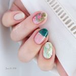 真夏日が続いたのでトロピカルネイルにしました🌴☀️浮かれてトロピカルネイルにしたら、気温が下がって寒い寒い😨☔見えにくいけど、薬指に さりげなくフラミンゴも居ます♡・中指に使ったのはp&hellip;のInstagram画像