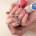 この間paで新色発売された、クラッシュアイスネイルを使って夏ネイルをしました(๑ ́ᄇ`๑)右手はpaのみで、左手はnailholicとpaで質感も色味も全然違うアシメネイルに挑戦しました!!&hellip;のInstagram画像