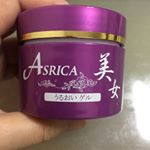 アットコスメで一位の、asrica 美女ゲル使ってみましたー。パッケージはなかなかのレトロ具合ですが、ローヤルゼリーなどハリツヤ肌になれる成分がたっぷりです💗.よくあるオールインワンゲルよ&hellip;のInstagram画像