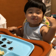 「手づかみで食べるよ」創業100周年記念第1弾！【こどもの笑顔あふれるおいしい食卓風景】写真コンテストの投稿画像