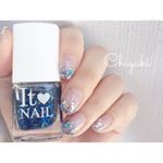 itネイルさんから発売される新作ホロポリ💖.テーマはゆめかわらしいんだけど、私がいただいたのはダークなブルーのホロポリでした🌙.細かいブルーのラメの中に月のホロが入ってるんだけど、ブル&hellip;のInstagram画像