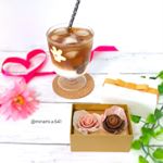 可愛いバラのチョコレートを頂いたので、隠れミッキーのアイスコーヒーと一緒に🌹🍫＊食べるのもったいない可愛さ❤️子供たちにあげたくなかったけど、見つかって&hellip;😫💦ゆっくり味わえなかったのが残念&hellip;のInstagram画像