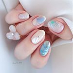 みなさんの紫陽花ネイルが可愛くて私もチャレンジ💠✨薬指の紫陽花はジェルで閉じ込めました♡今はセリアにも紫陽花の押し花が売ってるのね💠✨一緒に購入した丸ホロも少量でいろんな色が楽しめそうです&hellip;のInstagram画像