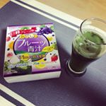 気になっていたフルーツ青汁✨グレープのあとにほのかに緑茶風味ですごく飲みやすくて美味しい😋牛乳も美味しそうだけどソーダで割っても臭みがないので良さそうですね👍一歳の双子達もごくごく飲んでお&hellip;のInstagram画像