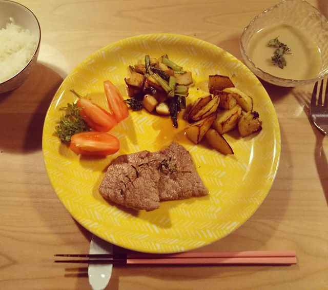 口コミ投稿：2018.6.21夕ごはん＊牛ステーキ＊ベイクドポテト＊エリンギと小松菜の炒め物＊グリー…