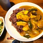 夏野菜たっぷりと胸肉を加えてヘルシー五穀米カレーにしてみました！.すこしアジアンテイスト、スパイシーだけどアッサリのカレー😊.レトルトだけどアレンジしやすく、いろいろ楽しめそう💕#&hellip;のInstagram画像