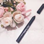 マクレールのクレヨンアイシャドウをお試しさせていただきました！お色はクラシックブラウン💕2枚目下のようにくっきり色をつければアイラインに、上のように指でぼかせばアイシャドウとして使えます。&hellip;のInstagram画像