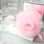 今までありそでなかったフラワーパフ。老舗化粧パフメーカー石原商店さんの製品です。ふわふわのパフにお花が咲いたようにピンクのリボンが広がってます。(ホワイトもあります❤)ただかわいいだけ&hellip;のInstagram画像