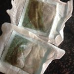 匂いがきつめですが、、、一晩貼ってねたら、こんなになりました。#フットケア #足裏デトックス #ペロリン #perorin #monipla #sosusosu_fanのInstagram画像