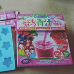 水で割ったり、牛乳で割っても飲みやすく美味しいフルーツ青汁❤️娘も楽しくアイス作りできたよ✨夏はアイスにしようかなー🎵#PR #有限会社ルーティ #こどもフルーツ青汁 #青汁アイスでスクスク成長 #&hellip;のInstagram画像