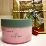 ROSE LABOのナチュラルオフバームRバラの香りのクレンジングバームでとっても癒される！蜜蝋のようなバームをスパチュラですくって、手に乗せると体温で溶けて顔全体に行き渡ります。洗い上が&hellip;のInstagram画像