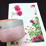 w洗顔不要のクレンジングバーム♡世界に一つだけの🌹食べられるバラ🌹が配合‼︎ するっと伸びて洗い上がりはしっとりもちもちです☣︎ ローズの豊かな香りに癒されて幸せな気分😍😍😍 #ROSELAB&hellip;のInstagram画像