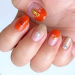 ネイルチェンジ💅今回はディアローラ様(@dearlaura_dl )より頂いた2色のポリを使ってフルーツネイルにしました🍊.マンゴーオレンジはとにかく発色が良い！2度塗りしたけど少し透け感&hellip;のInstagram画像