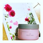 ・食べられるバラを使用している、ROSE LABOさんのナチュラルオフバームRを使わせて頂きました♬・天然由来成分93％で、敏感肌の私も問題なく使用できました😊・クレンジングバーム&hellip;のInstagram画像