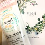 @bxe_natural さんのmedel natural洗顔フォーム、使ってみました！.正直にレポすると&hellip;&hellip;..めっちゃ、いい！.まず、泡立てる時。ふんわりとお花の良&hellip;のInstagram画像