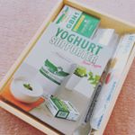 お家で簡単に手作りヨーグルト🍀*゜ セットになっているので、牛乳を買うだけでokなのが嬉しい！菌を入れて、軽く振って、ヨーグルト発酵器を巻き付けるだけ。最初知らずに低脂肪の牛乳で作&hellip;のInstagram画像