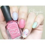 カラフルポップなネイル💓.少し遠いけどしずくネイルシールを求めて行ったキャンドゥでシュガーネイル3を衝動買い😆気になった3色をベタ塗り💅🏻.薬指は @_squseme_ のグロッシ&hellip;のInstagram画像