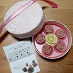 .パッケージも中身もと～っても可愛らしいチョコ💕#ピンクローズ の花言葉は、「上品.感謝」なのだそうですが、このチョコのイメージにぴったりですね❗#ホワイトローズ を囲むピンクのシ&hellip;のInstagram画像