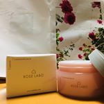 小鼻やあごを重点的にマッサージしたらざらつきがなくなった洗顔しなくていいの時短水で流した時はそう感じないけど、化粧水つけた時にしっとりしてるのがわかるいい匂いすぐ無くなりそう#RO&hellip;のInstagram画像