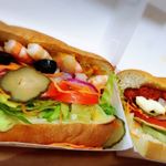 夏の新作めっちゃ美味しかったよー&hearts;️海老のはドレッシングがはじめての味？で、ぴりりと甘辛くて喉が心地よかった(≧&nabla;≦)チキンはめっちゃ柔らかかった‼️野菜たくさん食べれたからお腹が嬉しい～&hellip;のInstagram画像