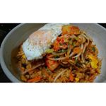 7/26回(木).アクリブランドの冷凍炒飯、「石焼風ビビンバ炒飯」を食べてみました♪ちょい足しで豚キムチと目玉焼きをトッピング。この冷凍の石焼風ビビンバ炒飯、具も大きめでちゃんとビビン&hellip;のInstagram画像