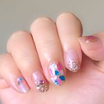 New💅お返事前にごめんなさい🙇&zwj;♀️It NAIL FUN FUN Collectionの2色とジュエリースティッカーのシールを使用しました😊.この前買ったダイソーの大きめシェルと合&hellip;のInstagram画像